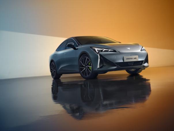 极狐阿尔法S5斩获“2024中国十佳车身”和“最佳低碳奖”，树立纯电轿跑新标杆