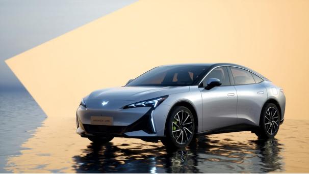 极狐阿尔法S5斩获“2024中国十佳车身”和“最佳低碳奖”，树立纯电轿跑新标杆