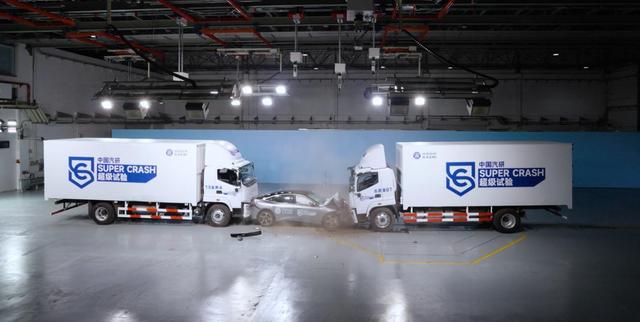 极狐阿尔法S5斩获“2024中国十佳车身”和“最佳低碳奖”，树立纯电轿跑新标杆