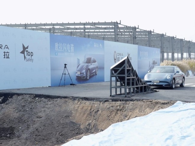 新能源汽车安全天花板，欧拉闪电猫高速螺旋翻滚跌落挑战成功