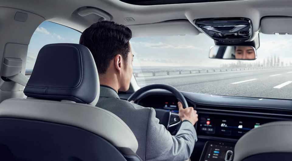 北汽极狐携手一嗨租车 打造愉悦乘驾体验  