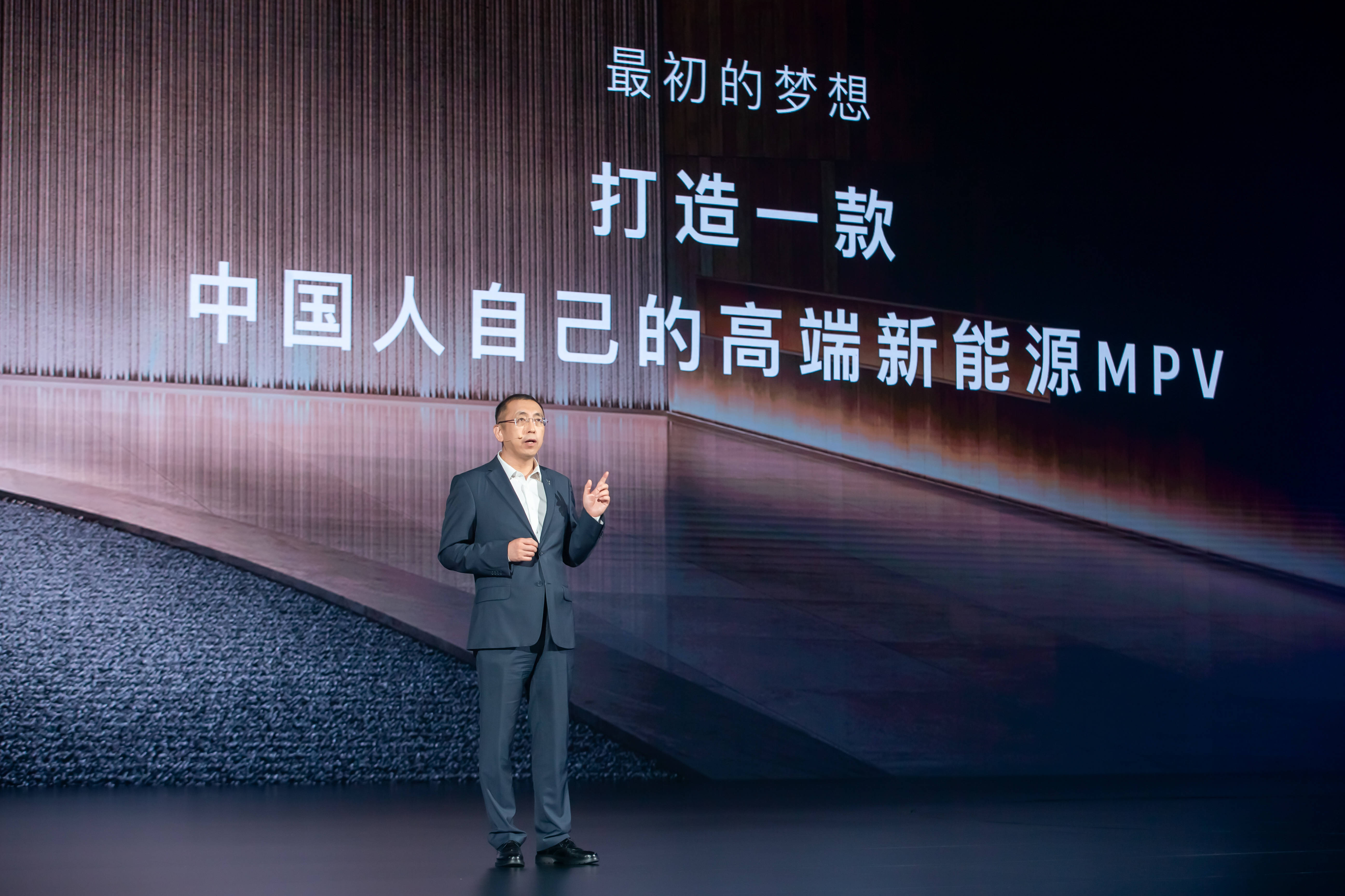 搭载华为智驾 全新岚图梦想家开启预售 34.99 万元起