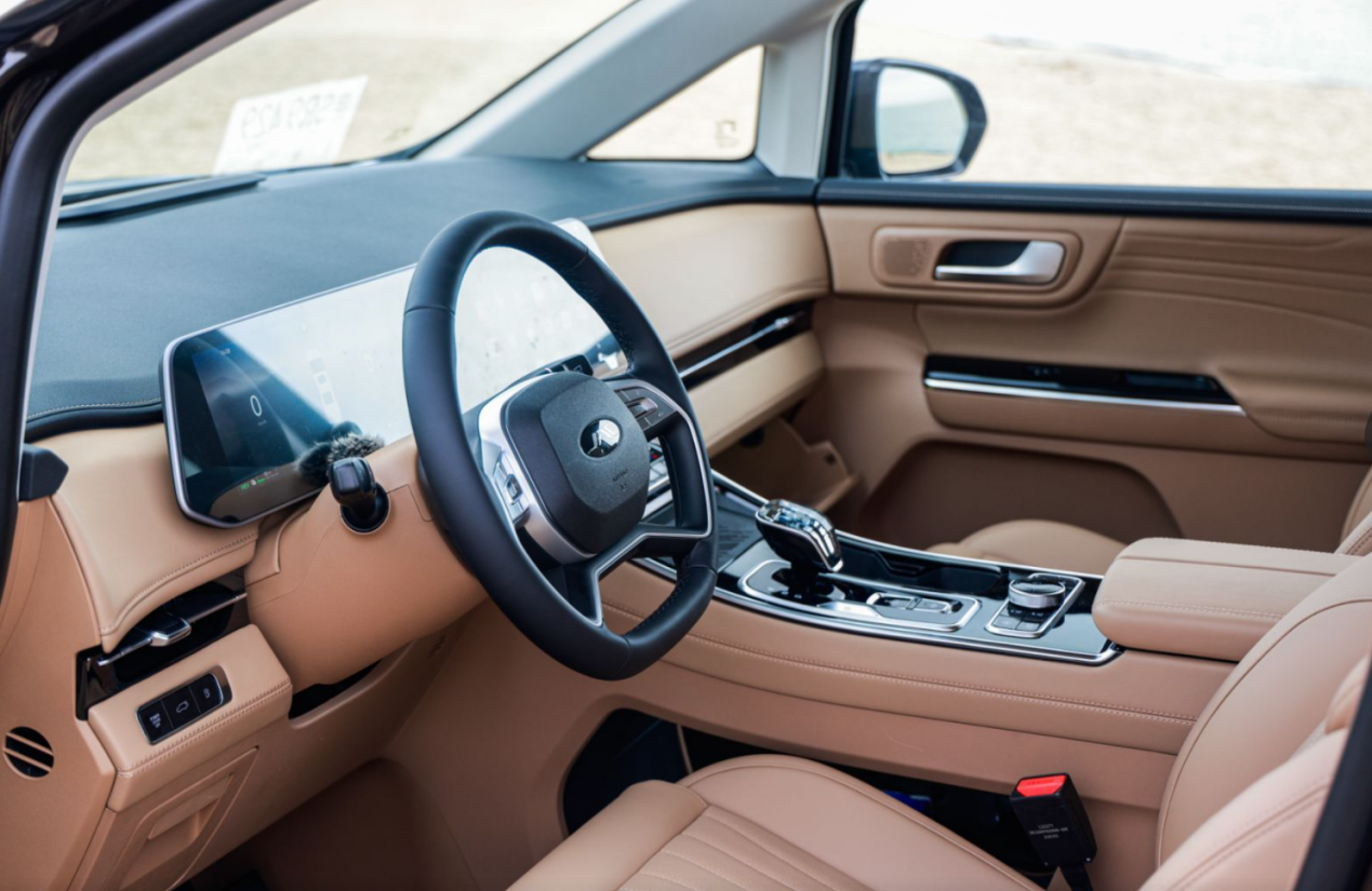 一周一充跨省无忧！江淮瑞风RF8混动实测续航碾压别克GL8陆尚