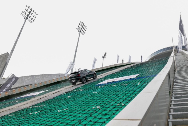 成功登顶 星途凌云挑战滑雪中心37°极限坡度