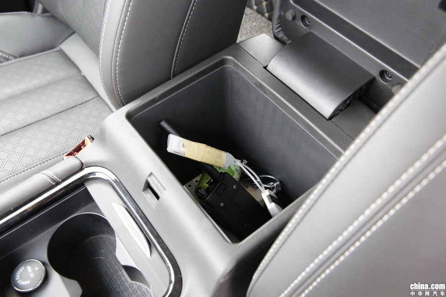 捷途X90 2019款 1.5T 自动尊享型 6座 内饰