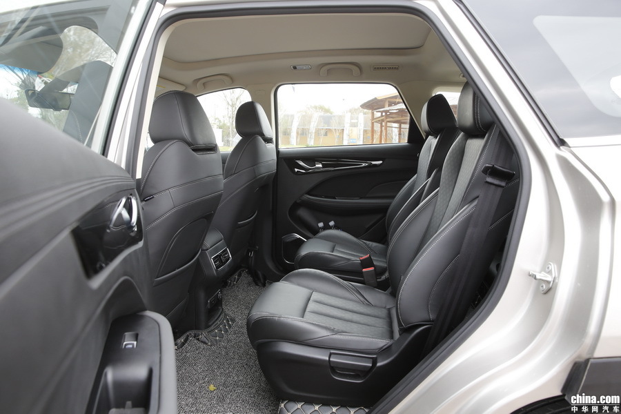捷途X90 2019款 1.5T 自动尊享型 6座 空间