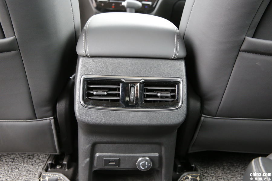 捷途X90 2019款 1.5T 自动尊享型 6座 空间