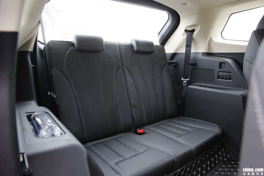 捷途X90 2019款 1.5T 自动尊享型 6座 空间