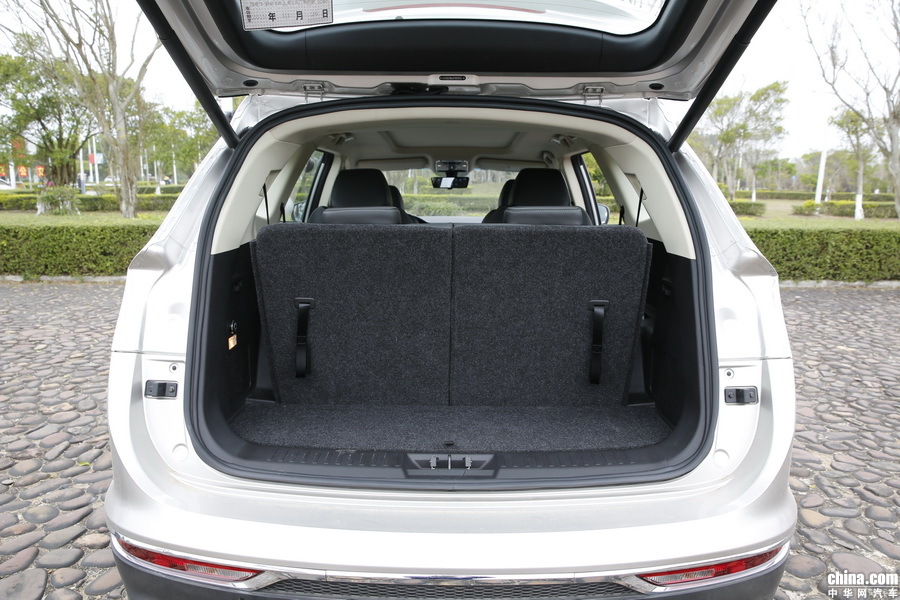 捷途X90 2019款 1.5T 自动尊享型 6座 空间