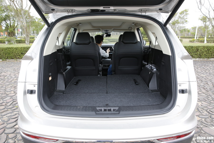 捷途X90 2019款 1.5T 自动尊享型 6座 空间