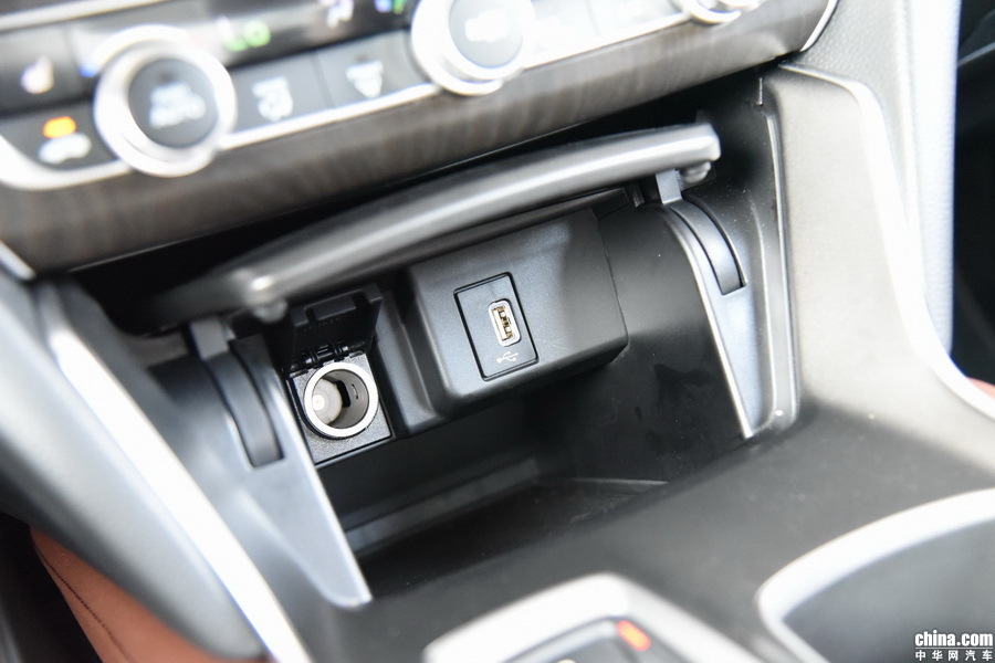 雅阁  2018款 锐·混动 2.0L 锐尊 内饰