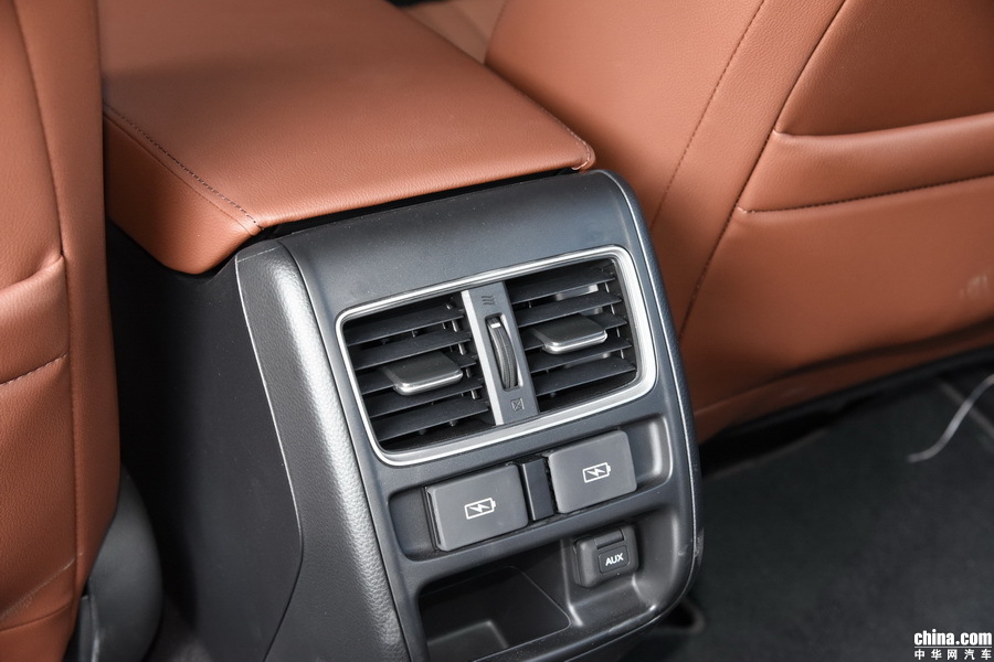 雅阁  2018款 锐·混动 2.0L 锐尊 空间