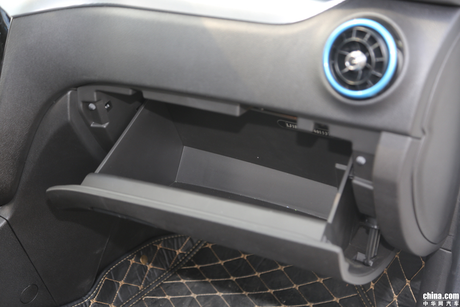 江淮iEVA50 2018款 江淮iEVA50 智享型 内饰