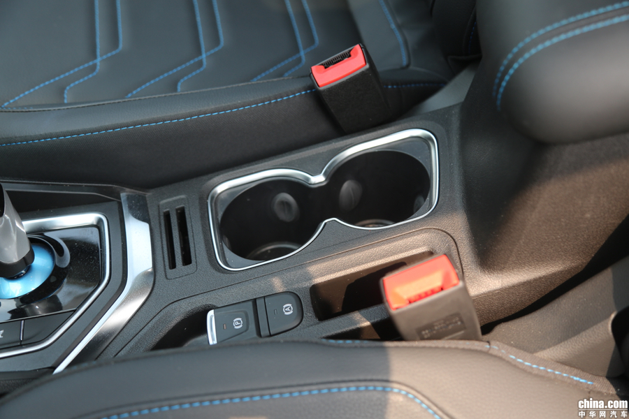 江淮iEVA50 2018款 江淮iEVA50 智享型 内饰