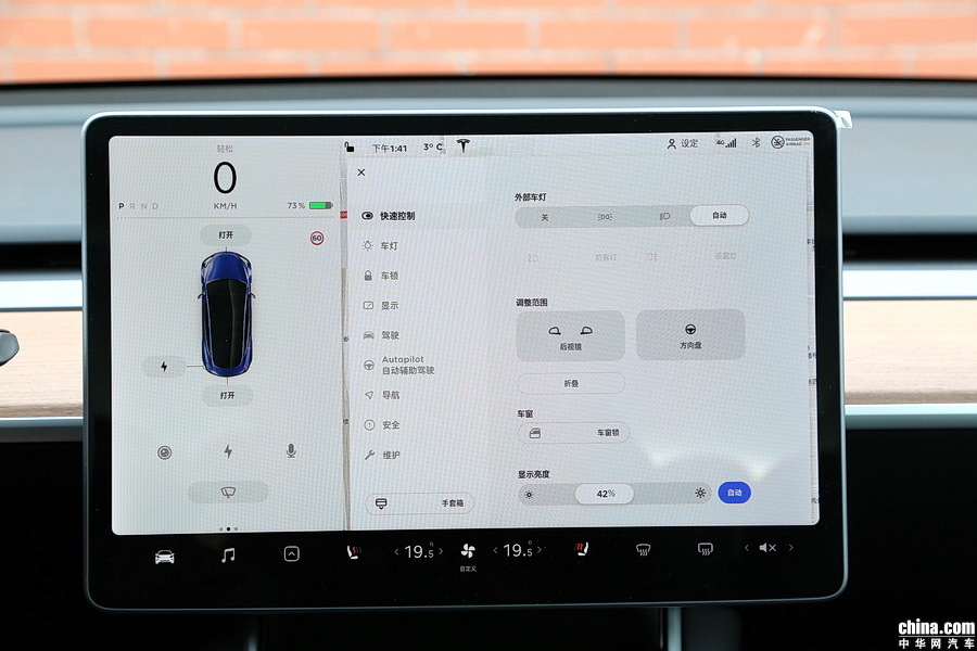 Model 3 2019款 Performance高性能全轮驱动版 内饰
