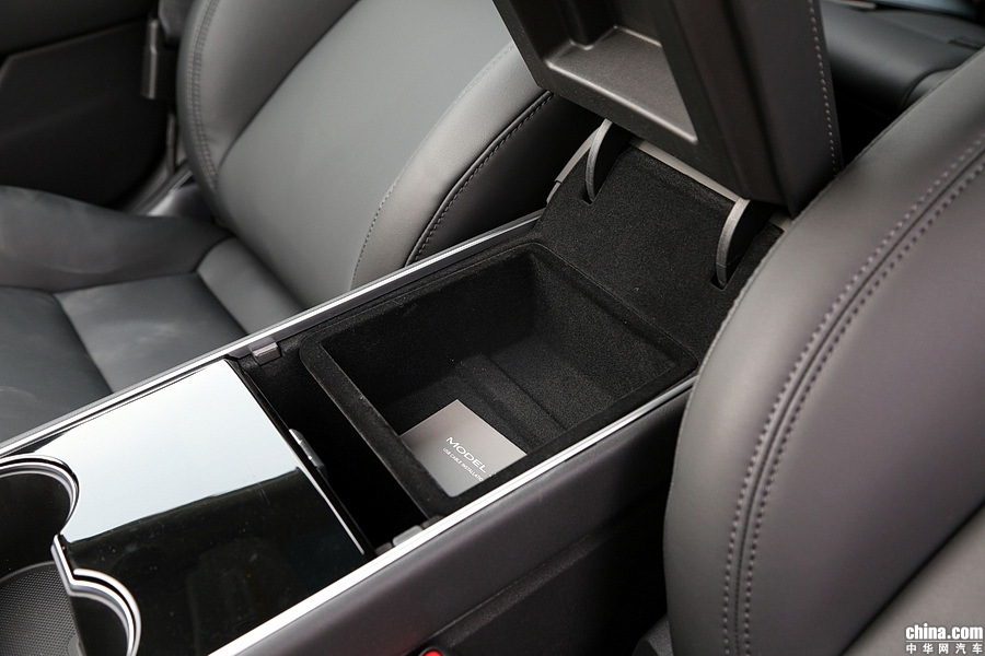 Model 3 2019款 Performance高性能全轮驱动版 内饰
