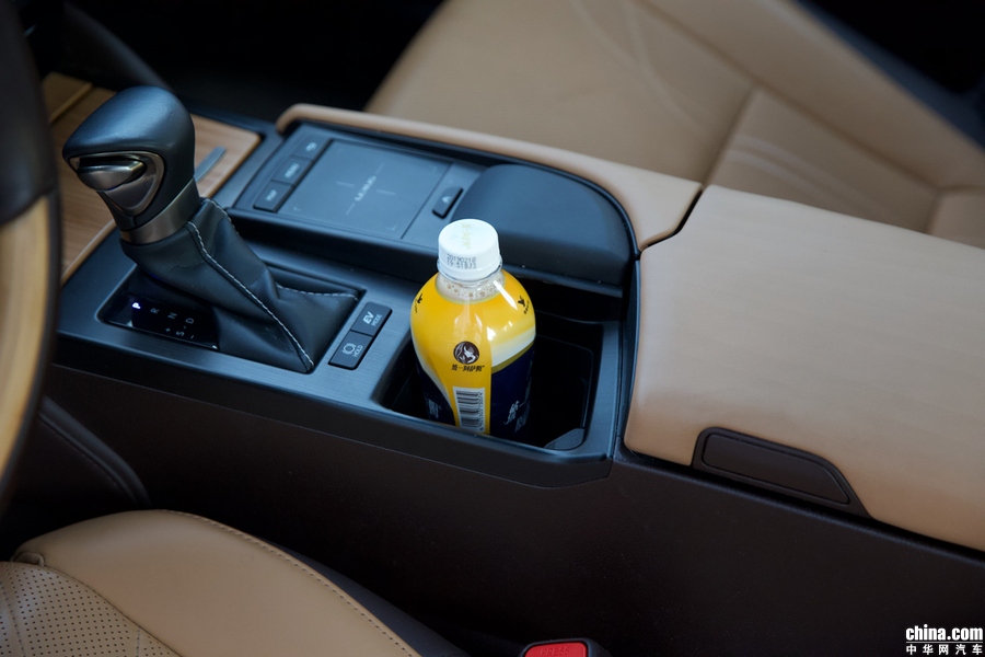 雷克萨斯ES 2018款 300h 行政 内饰