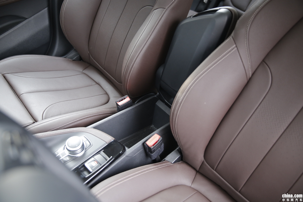 宝马X1 2019款 xDrive20Li 尊享型 内饰