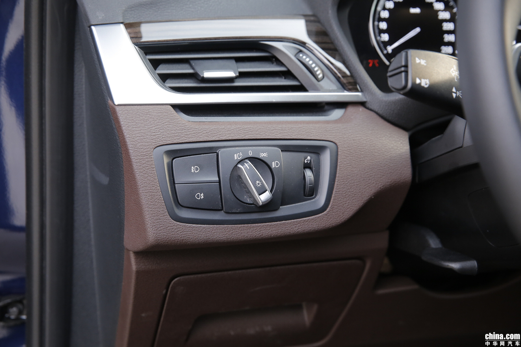 宝马X1 2019款 xDrive20Li 尊享型 内饰