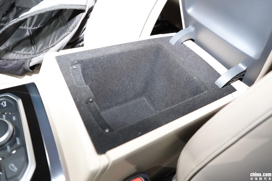 红旗H5 2018款 30TD 智联御动60周年纪念 内饰