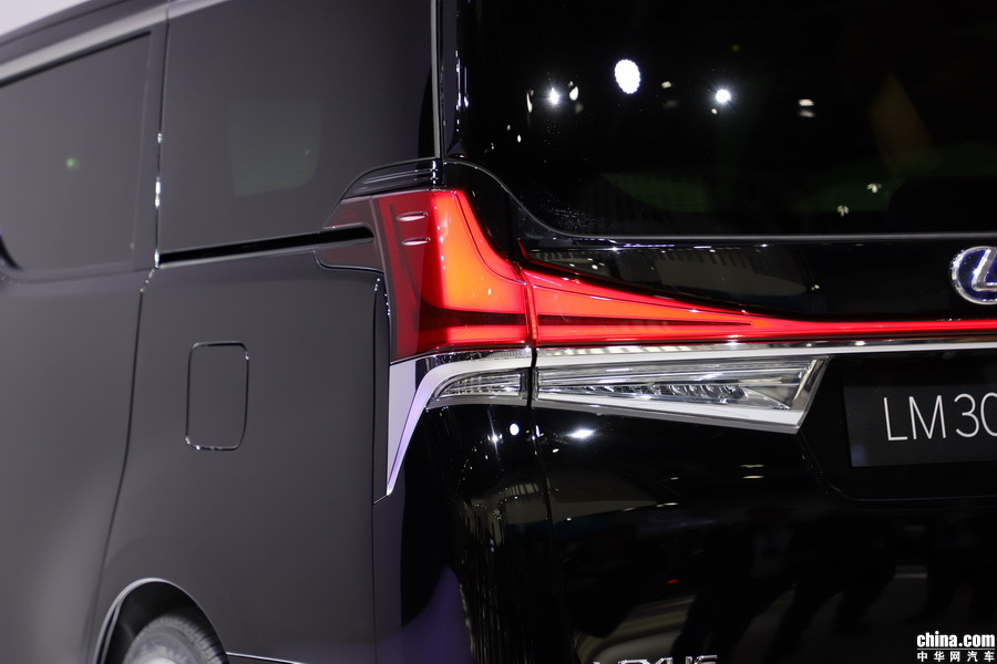 雷克萨斯 LM 300h 外观