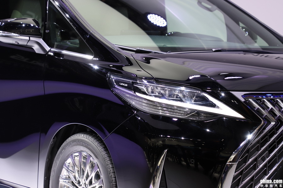 雷克萨斯 LM 300h 外观