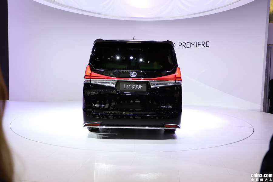 雷克萨斯 LM 300h 外观