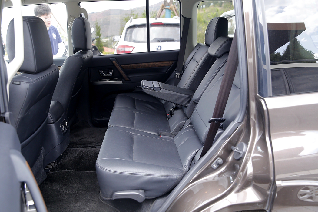 帕杰罗(进口) () 2019款 3.0L 自动尊贵 空间