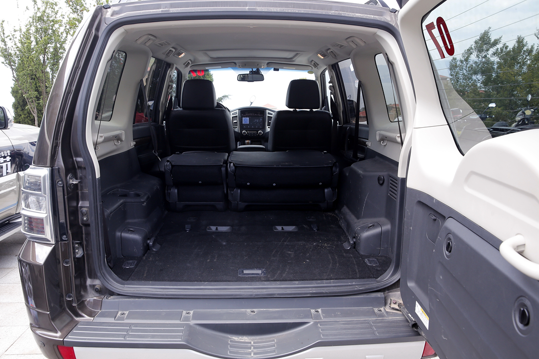 帕杰罗(进口) () 2019款 3.0L 自动尊贵 空间