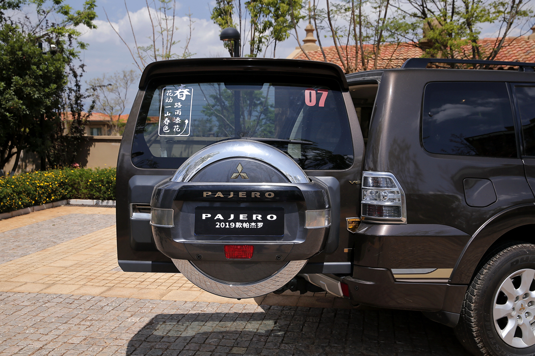 帕杰罗(进口) () 2019款 3.0L 自动尊贵 空间