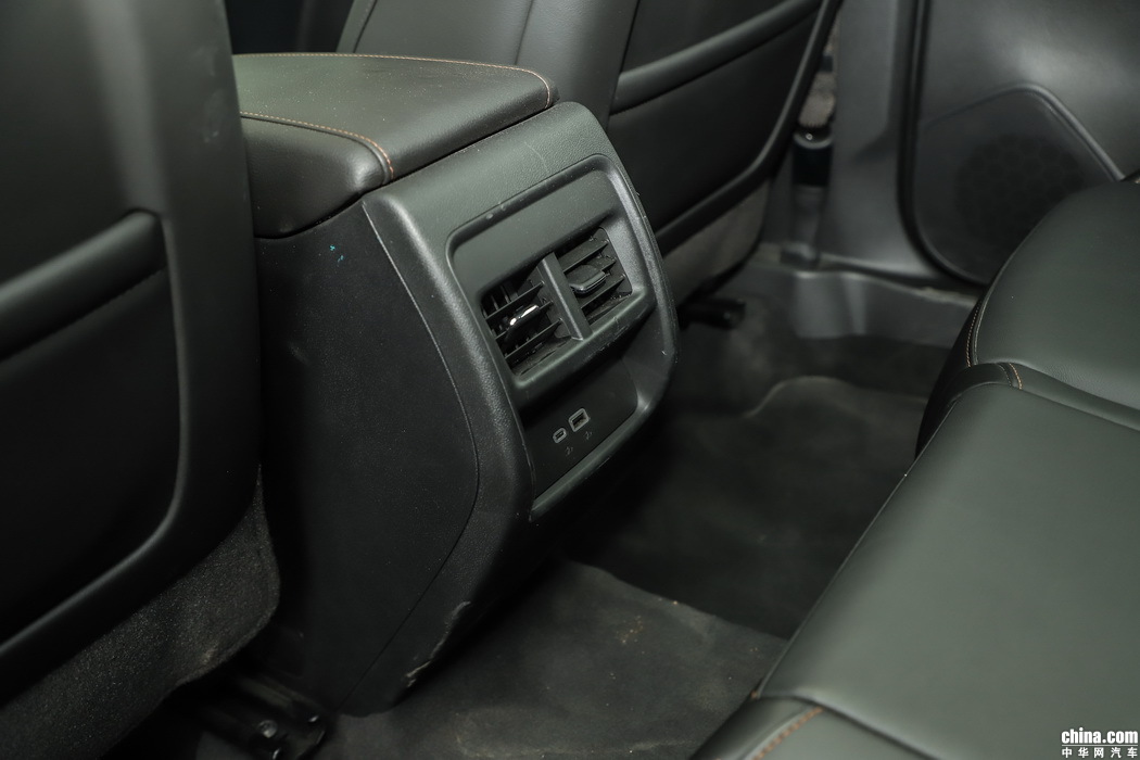 凯迪拉克XT4 2018款 28T 四驱铂金运动 空间