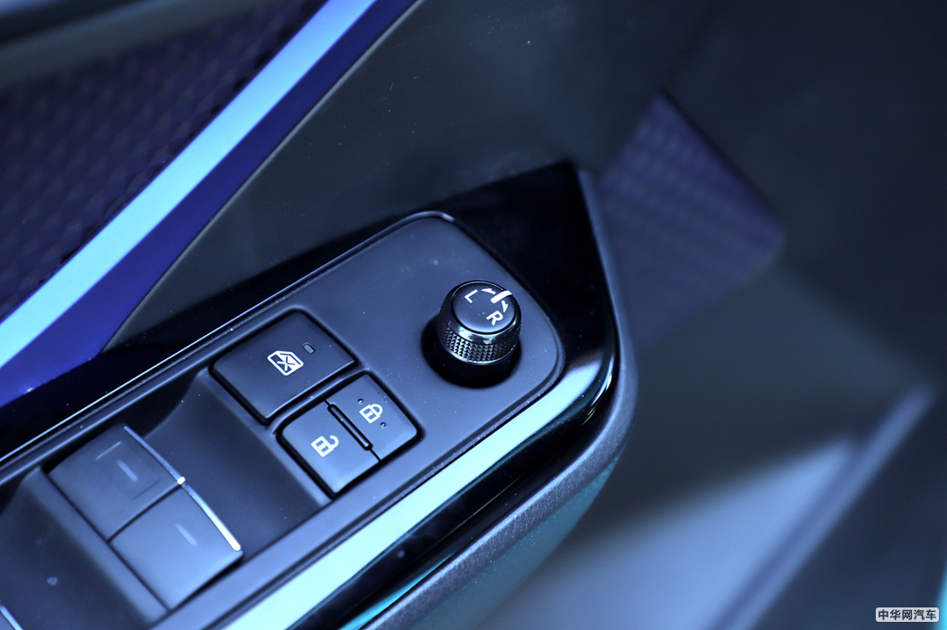 丰田C-HR 2018款 2.0L  内饰