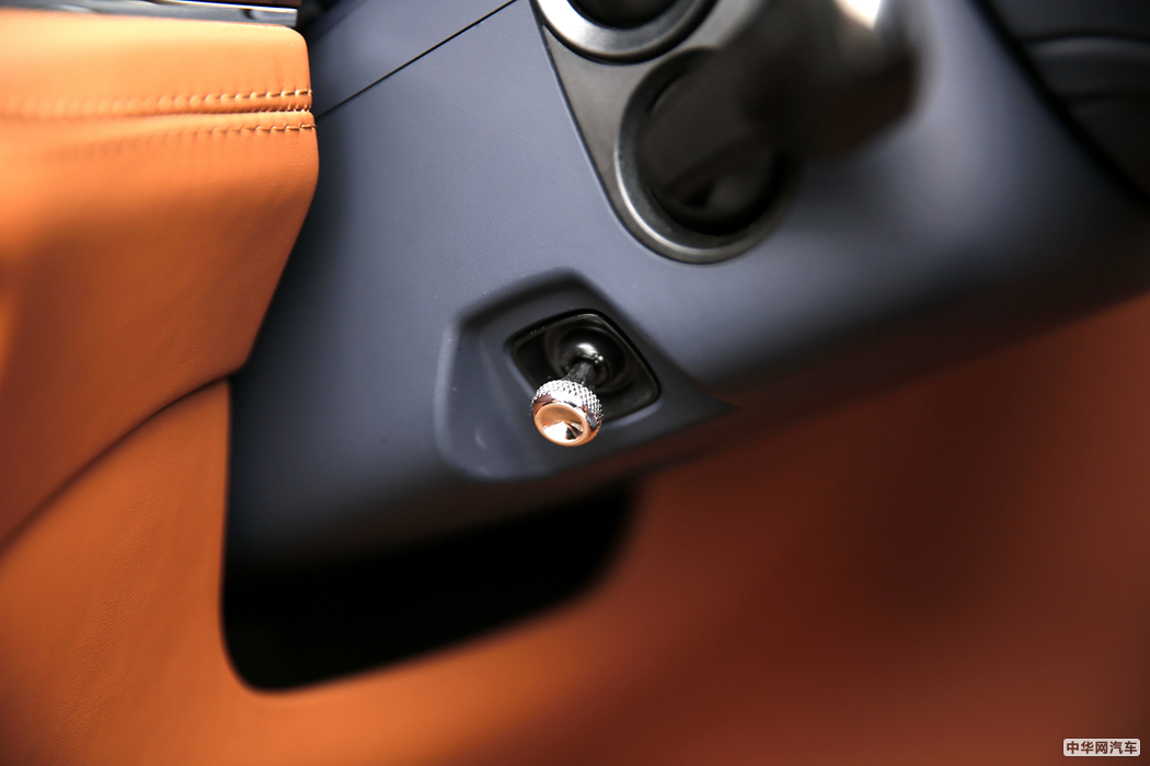 添越  2017款 6.0T  内饰