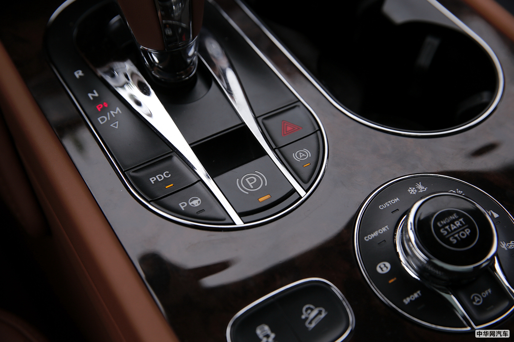 添越  2017款 6.0T  内饰