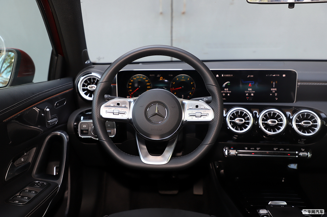 奔驰A级 2019款 A 200 L 运动轿车 内饰