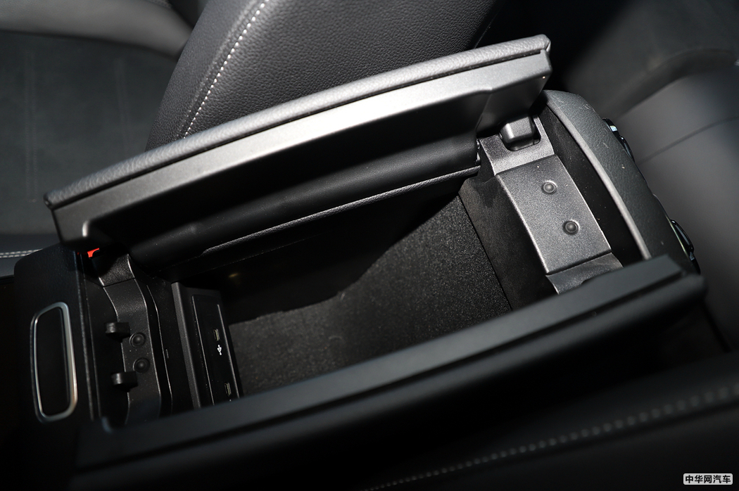 奔驰A级 2019款 A 200 L 运动轿车 内饰