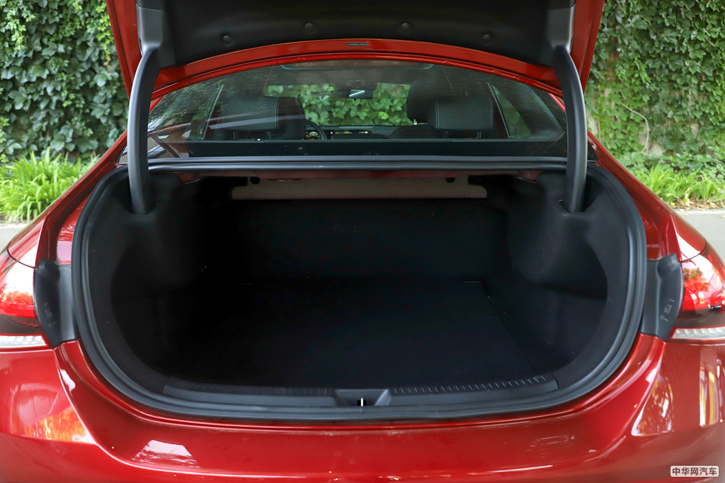 奔驰A级 2019款 A 200 L 运动轿车 空间