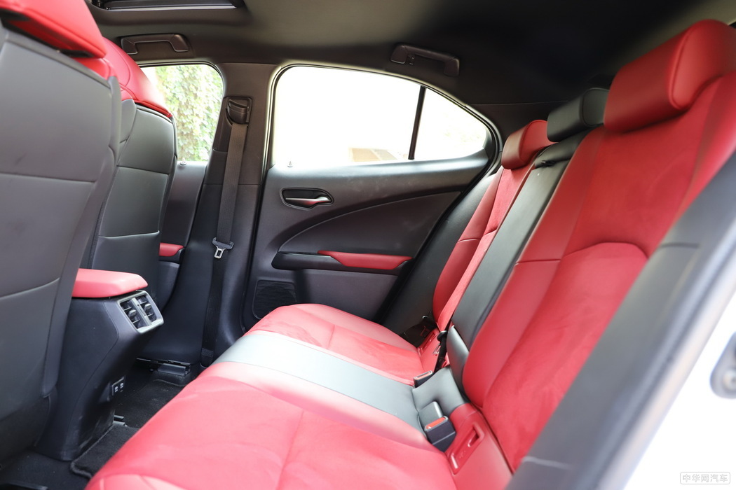 雷克萨斯UX 2019款 260h F SPORT全驱版 国VI 空间