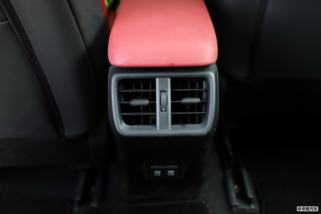 雷克萨斯UX 2019款 260h F SPORT全驱版 国VI 空间