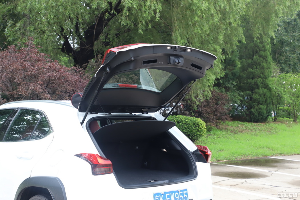 雷克萨斯UX 2019款 260h F SPORT全驱版 国VI 空间