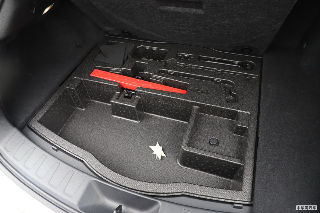 雷克萨斯UX 2019款 260h F SPORT全驱版 国VI 空间