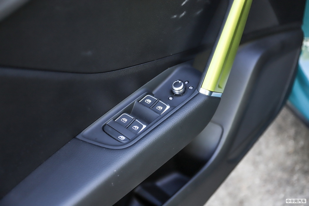 奥迪Q2L 2018款 35TFSI 时动感型 内饰