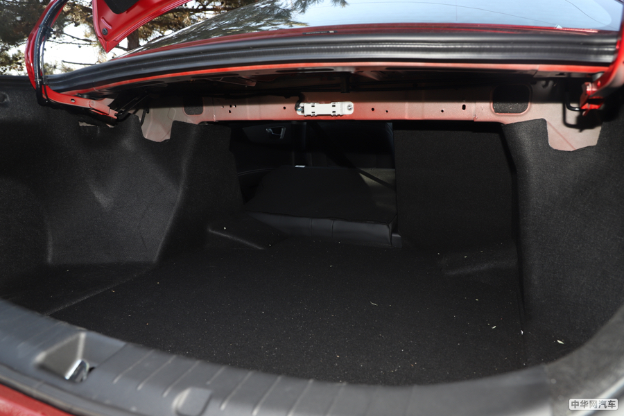 秦 2019款 1.5L 自动尊贵型 空间