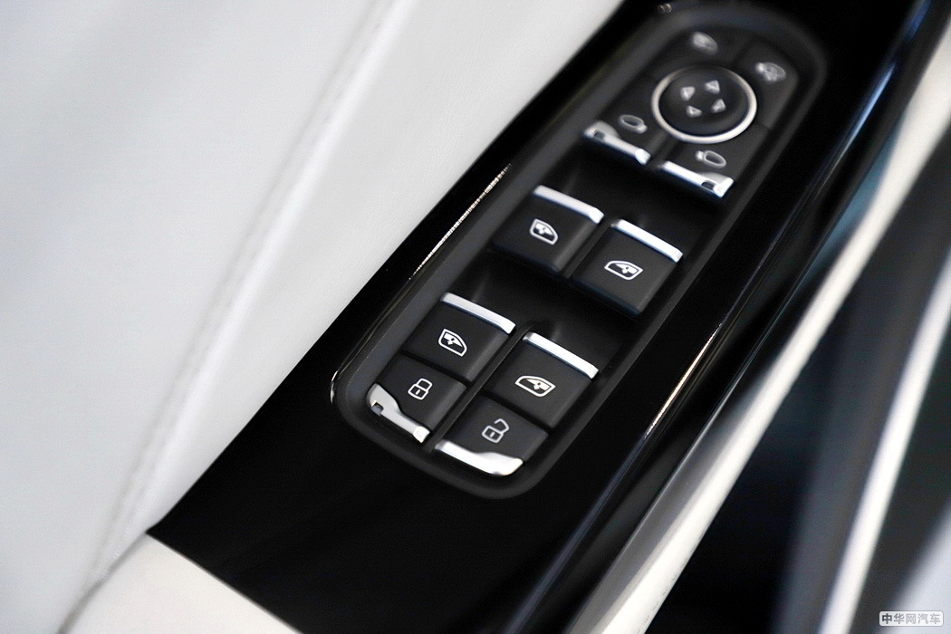 哪吒U 2020款 520 U酷四驱版 组图