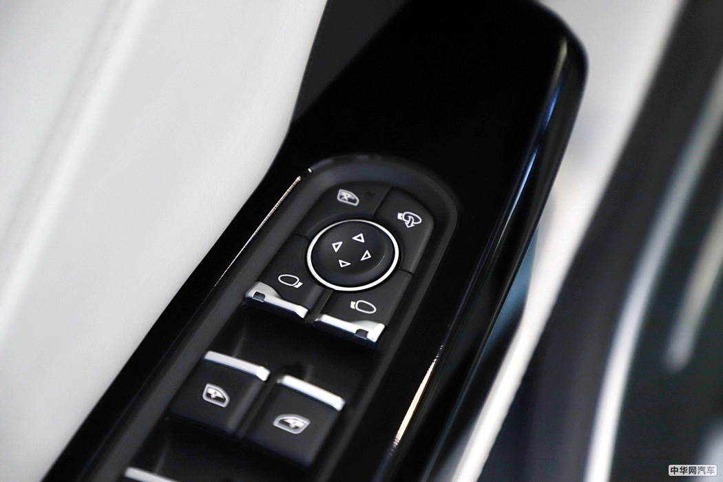 哪吒U 2020款 520 U酷四驱版 组图