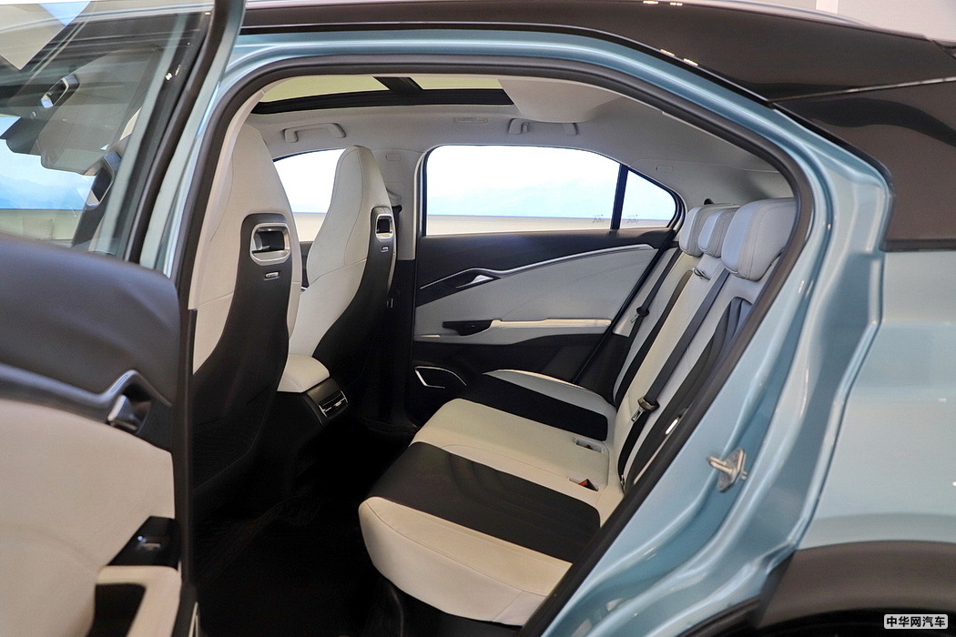 哪吒U 2020款 520 U酷四驱版 组图