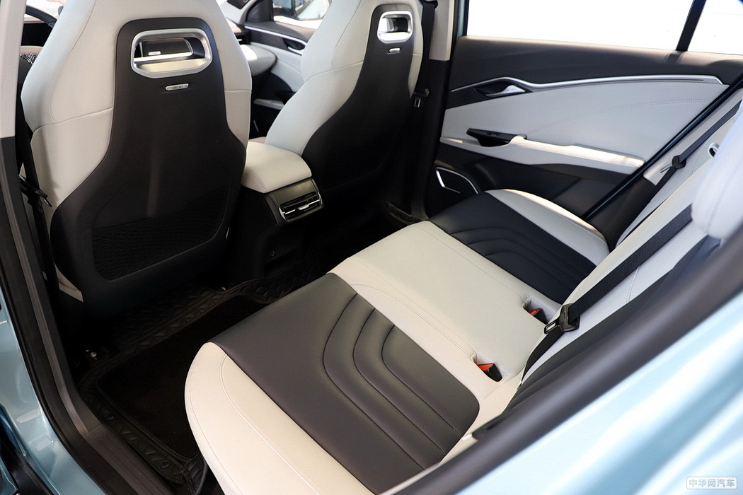 哪吒U 2020款 520 U酷四驱版 组图