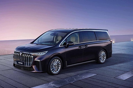 大型豪华电动MPV“岚图梦想家”亮相广州车展