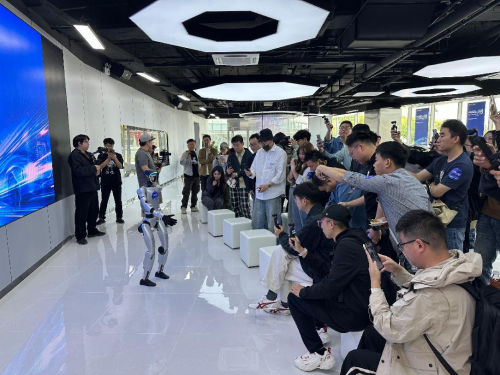 场域赋能智能内容创作,汽车之家创作者沙龙·空间站上海店专场成功举办 场域赋能智能内容创作,汽车之家创作者沙龙·空间站上海店专场成功举办