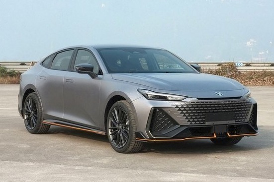 长安UNI-V 2.0T将6月14日亮相 贯穿式尾灯